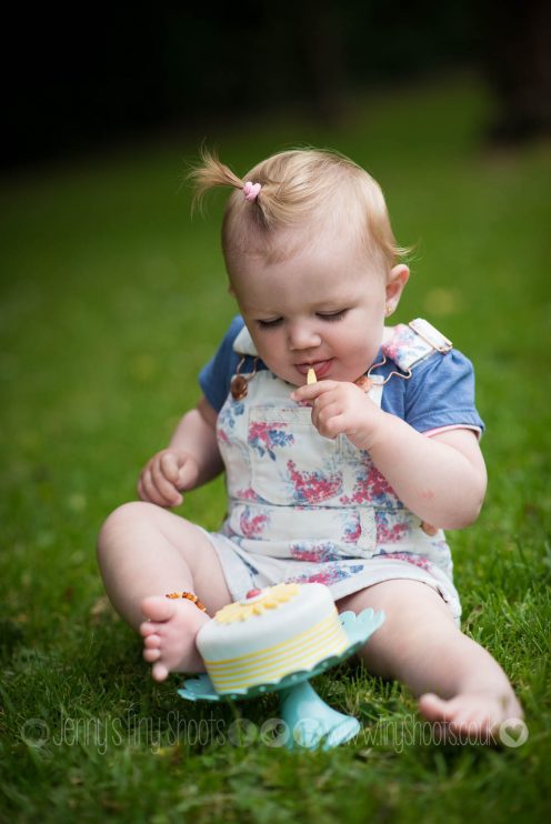Outdoor cake smash portrait