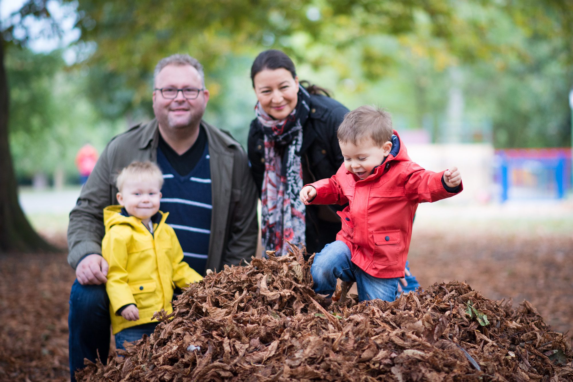 Autumn mini session portrait of twins playing in leaves